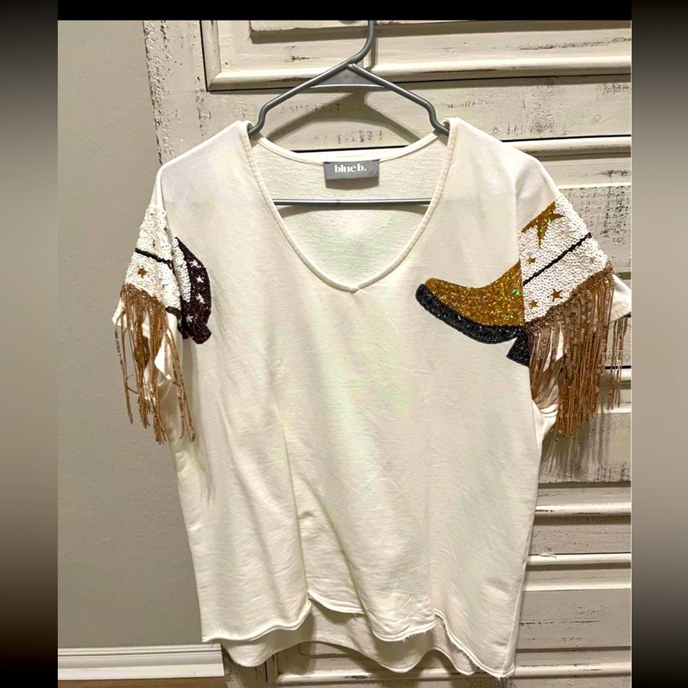 Perfect to wear to a rodeo, concert, western themed party like Boots & Bling!